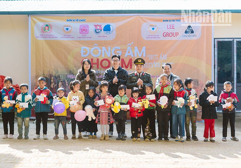 Các mạnh thường quân trao quà cho các em nhỏ vùng cao Sơn La. Các mạnh thường quân trao quà cho các em nhỏ vùng cao Sơn La.