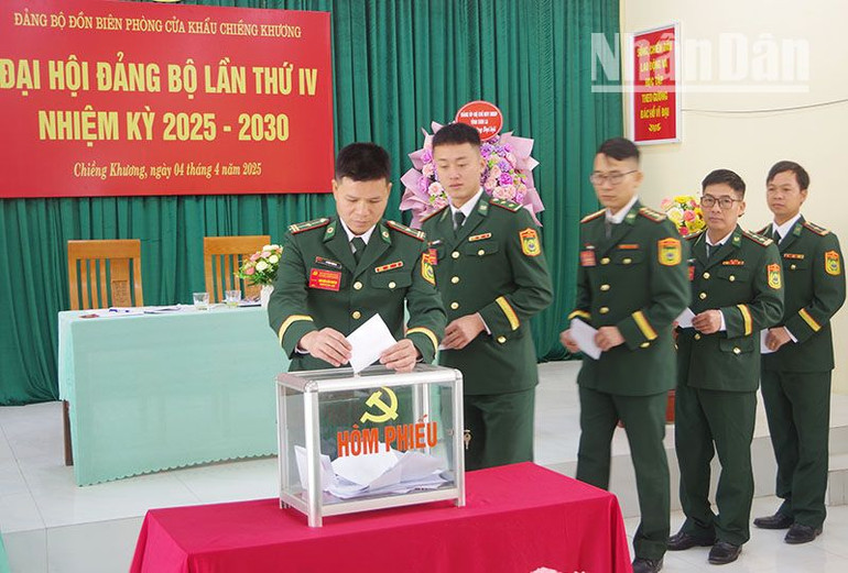 Các đại biểu tiến hành bầu Ban Chấp hành Đảng bộ Đồn Biên phòng Cửa khẩu Chiềng Khương nhiệm kỳ 2025-2030.