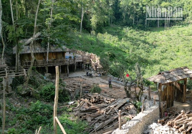 Ủy ban nhân dân huyện Mộc Châu đã có công văn giao cho các cơ quan kiểm tra xử lý dứt điểm các vi phạm xây dựng công trình trên đất quốc phòng.