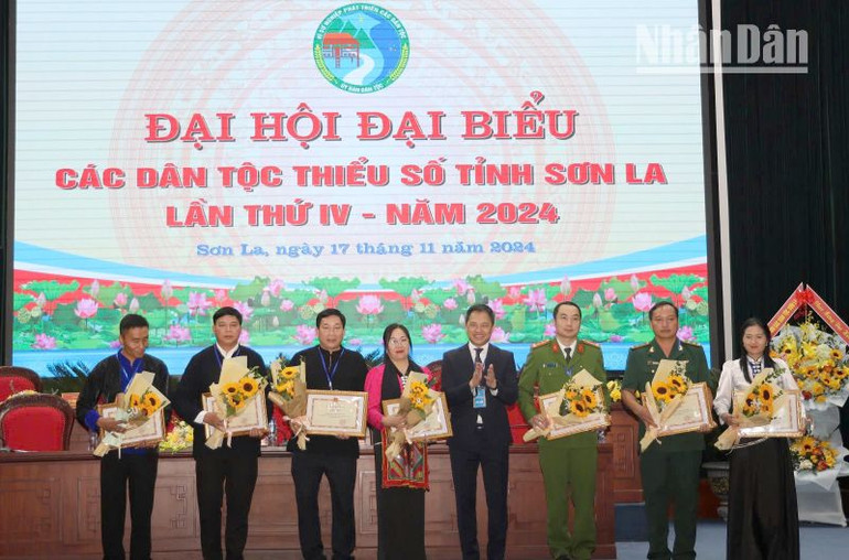 Đồng chí Nguyễn Đình Việt, Phó Bí thư Tỉnh ủy, Chủ tịch Ủy ban nhân dân tỉnh Sơn La tặng Bằng khen cho các tập thể. Đồng chí Nguyễn Đình Việt, Phó Bí thư Tỉnh ủy, Chủ tịch Ủy ban nhân dân tỉnh Sơn La tặng Bằng khen cho các tập thể.