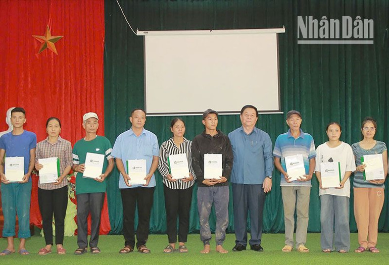 Đồng chí Nguyễn Trọng Nghĩa, Trưởng Ban Tuyên giáo Trung ương trao quà hỗ trợ cho các hộ gia đình bị ảnh hưởng bởi cơn bão số 3 tại xã Hua Păng, huyện Mộc Châu.