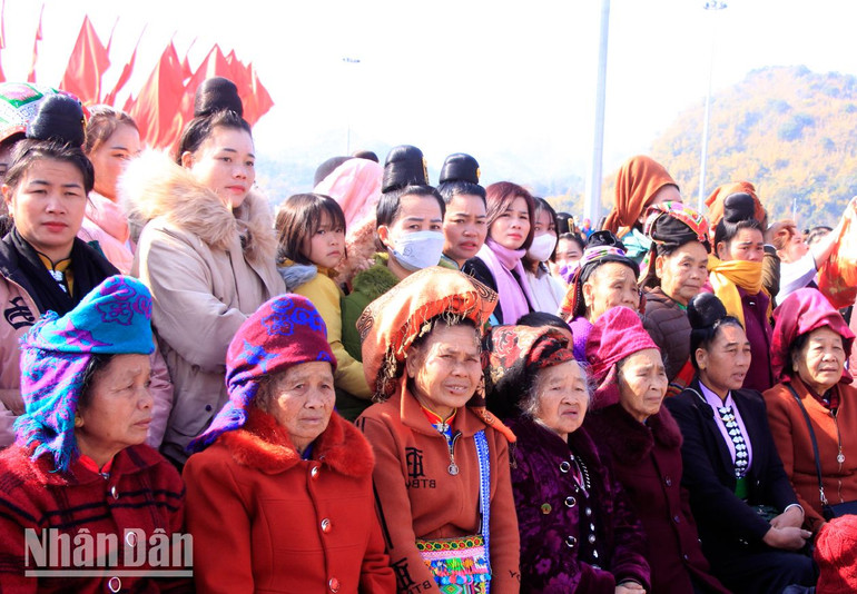 Đông đảo người dân các xã, phường tới tham dự Hội Xuân dâng Bác, mừng Đảng quang vinh.