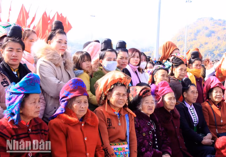 Đông đảo người dân các xã, phường tới tham dự Hội Xuân dâng Bác, mừng Đảng quang vinh.