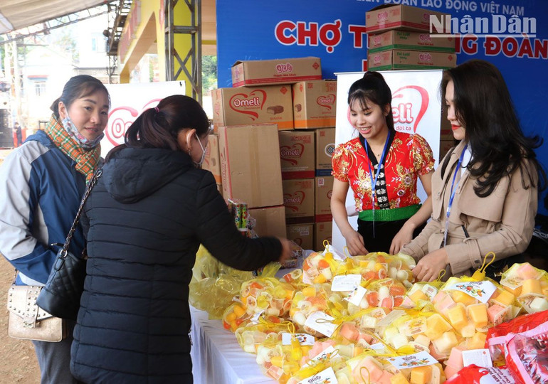 Người lao động thăm quan, mua sắm tại các gian hàng.