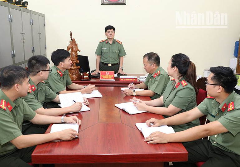 Cán bộ, chiến sĩ Công an tỉnh Sơn La triển khai các biện pháp phòng ngừa tội phạm trên không gian mạng.