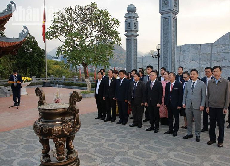 Các đại biểu dâng hương, dâng hoa Tượng đài Bác Hồ, Đền thờ Bác Hồ tại Quảng trường Tây Bắc.