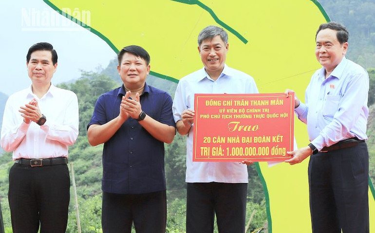 Đồng chí Trần Thanh Mẫn hỗ trợ tỉnh Sơn La 1 tỷ đồng để xóa nhà tạm cho các hộ nghèo. Đồng chí Trần Thanh Mẫn hỗ trợ tỉnh Sơn La 1 tỷ đồng để xóa nhà tạm cho các hộ nghèo.