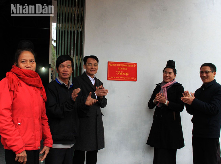 Bàn giao nhà cho hộ gia đình ông Tòng Văn Nam, bản Khiêng, xã Mường Khiêng.