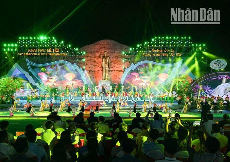 Chương trình nghệ thuật tại lễ khai mạc lễ hội cà-phê Sơn La. (Ảnh Duy Linh)