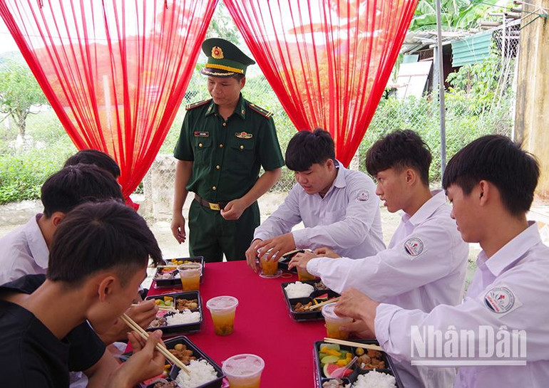 Các thí sinh tại những điểm thi khu vực biên giới được hỗ trợ bữa ăn trưa.