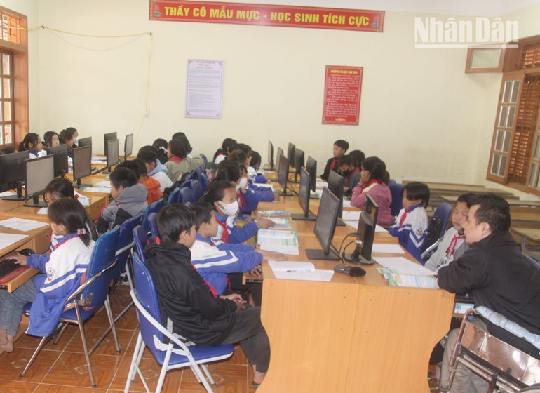 Một giờ tin học của thầy giáo Hoàng Anh Phú và các học trò. Một giờ tin học của thầy giáo Hoàng Anh Phú và các học trò.