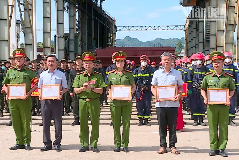 Lãnh đạo Công an tỉnh Sơn La tặng giấy khen cho các tập thể, cá nhân.