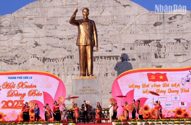 Chương trình văn nghệ mừng Đảng, mừng Xuân tại Hội Xuân dâng Bác.