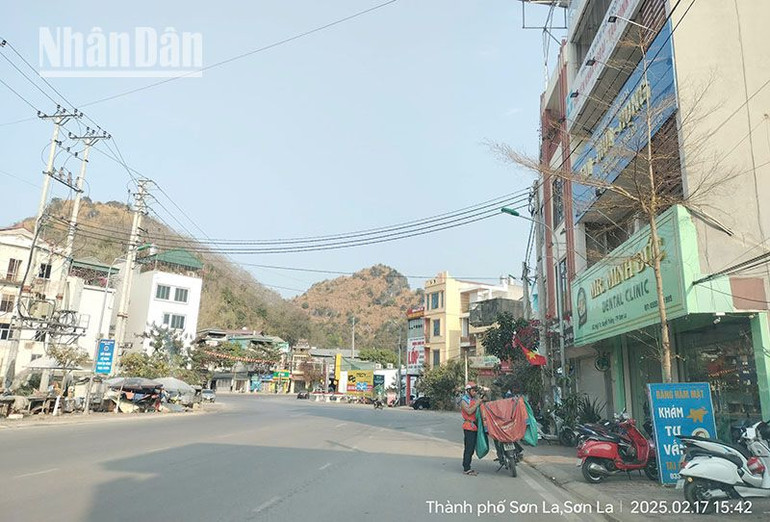 Hai phòng khám chữa bệnh, nha khoa cùng trên một tòa nhà đều không có giấy phép, nằm ngay ngã ba Quyết Thắng, trung tâm thành phố Sơn La.