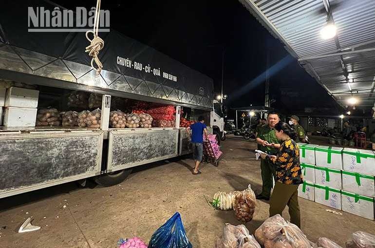 Rất nhiều xe ô-tô chở các loại rau, củ, quả từ dưới xuôi lên tập kết tại chợ đầu mối bản Mé Ban, xã Chiềng Cơi.