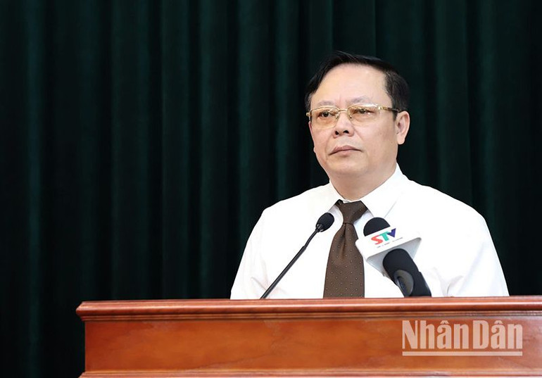 Đồng chí Nguyễn Thái Hưng, Chủ tịch Hội đồng nhân dân tỉnh Sơn La phát biểu tại kỳ họp.