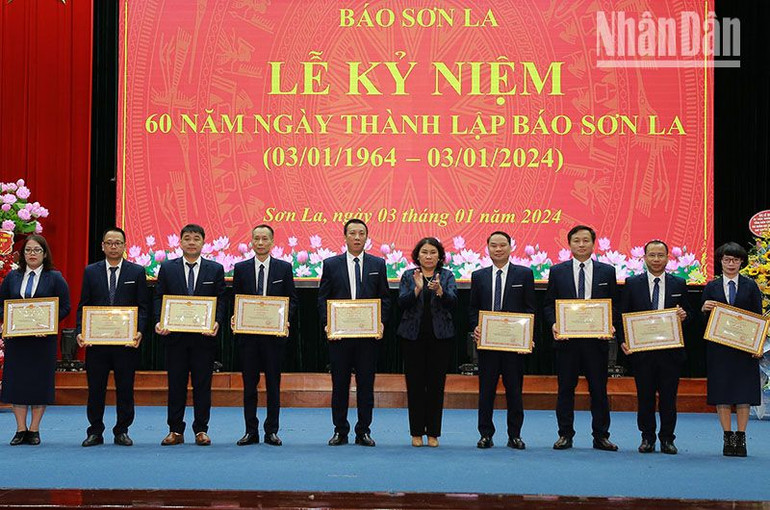 Lãnh đạo Ủy ban nhân dân tỉnh Sơn La tặng Bằng khen cho các cá nhân.