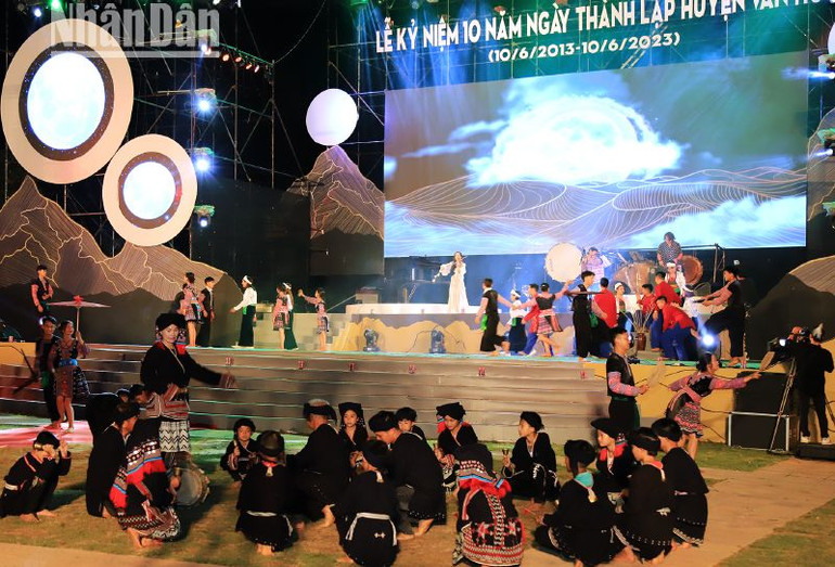 Chương trình nghệ thuật chào mừng kỷ niệm 10 năm thành lập huyện Vân Hồ. Chương trình nghệ thuật chào mừng kỷ niệm 10 năm thành lập huyện Vân Hồ.