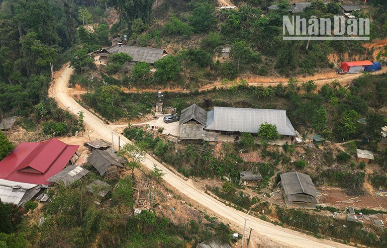Bản biên giới Đin Chí, xã Chiềng Tương, huyện Yên Châu đã được đầu tư đường bê-tông, trường học, điện sinh hoạt...
