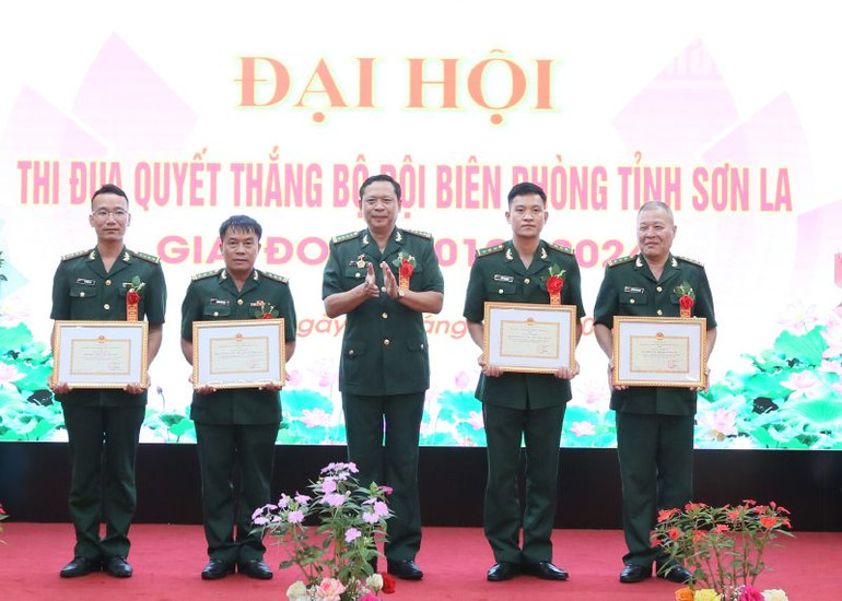 Chính ủy Bộ Chỉ huy Bộ đội Biên phòng tỉnh Sơn La tặng Giấy khen cho các tập thể thuộc Bộ Chỉ huy Bộ đội Biên phòng tỉnh Sơn La.