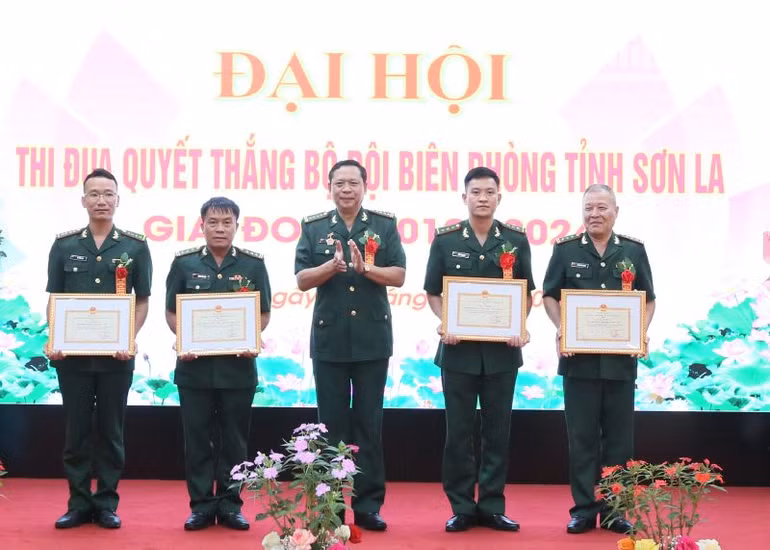 Chính ủy Bộ Chỉ huy Bộ đội Biên phòng tỉnh Sơn La tặng Giấy khen cho các tập thể thuộc Bộ Chỉ huy Bộ đội Biên phòng tỉnh Sơn La. Chính ủy Bộ Chỉ huy Bộ đội Biên phòng tỉnh Sơn La tặng Giấy khen cho các tập thể thuộc Bộ Chỉ huy Bộ đội Biên phòng tỉnh Sơn La.