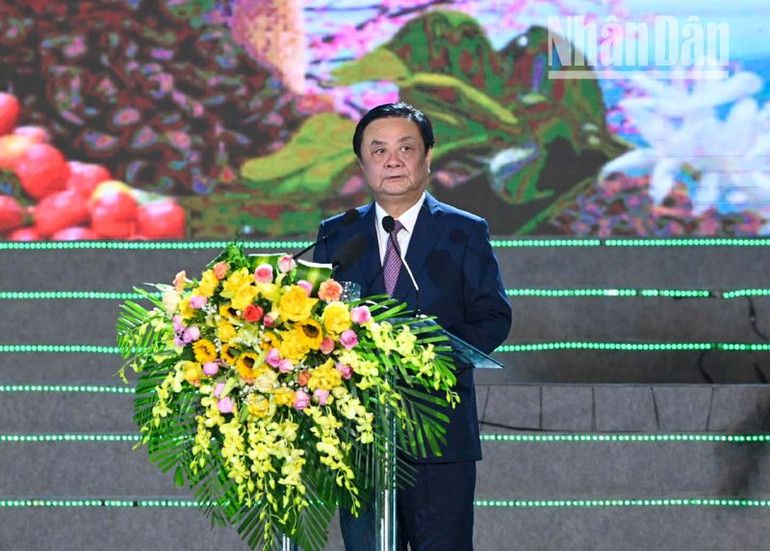 Bộ trưởng Nông nghiệp và Phát triển nông thôn Lê Minh Hoan phát biểu tại lễ hội. (Ảnh Duy Linh)