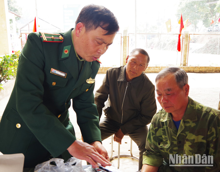 Tổ chức khám, tư vấn sức khỏe và cấp phát thuốc miễn phí cho nhân dân các bản xã Nậm Lạnh.