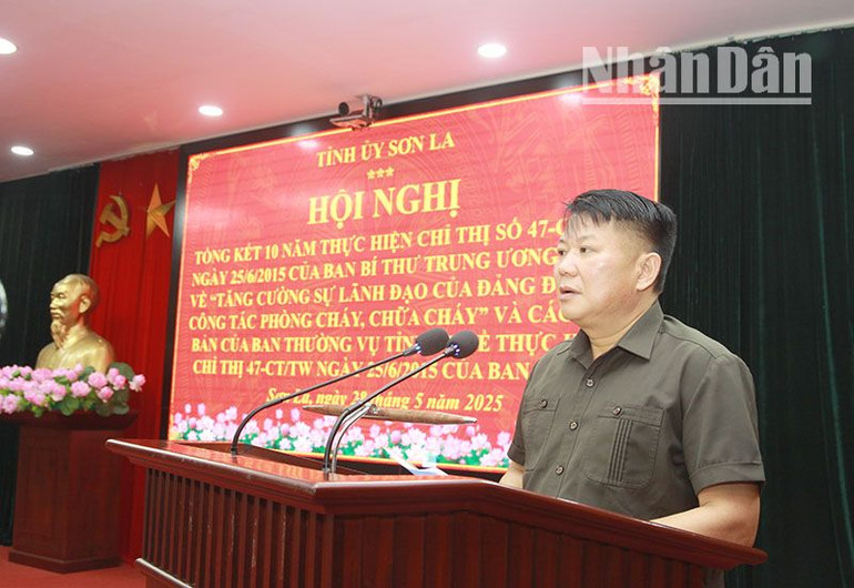 Đồng chí Lò Minh Hùng, Phó Bí thư Thường trực Tỉnh ủy Sơn La phát biểu tại hội nghị tổng kết 10 năm thực hiện Chỉ thị số 47-CT/TW ngày 25/6/2015 của Ban Bí thư.