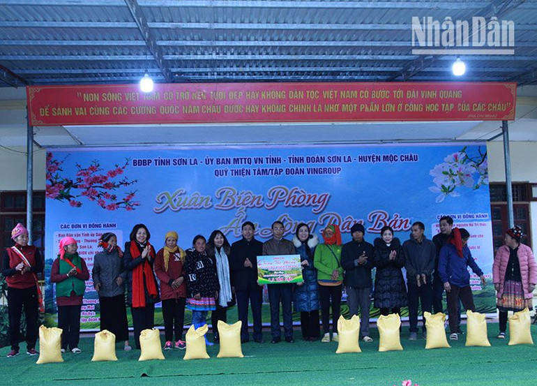 Chuyển trao 1,5 tấn gạo của đồng chí Tòng Thị Phóng, nguyên Ủy viên Bộ Chính trị, Phó Chủ tịch Thường trực Quốc hội cho các hộ nghèo.