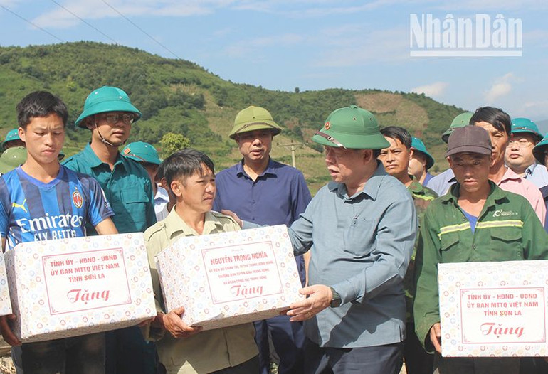 Đồng chí Nguyễn Trọng Nghĩa trao các phần quà hỗ trợ người dân bản Pú Dảnh, xã Ngọc Chiến, huyện Mường La. Đồng chí Nguyễn Trọng Nghĩa trao các phần quà hỗ trợ người dân bản Pú Dảnh, xã Ngọc Chiến, huyện Mường La.