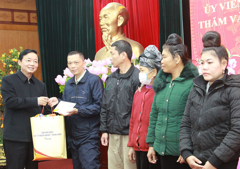 Phó Thủ tướng Chính phủ Trần Hồng Hà tặng quà Tết cho các hộ nghèo Sơn La.