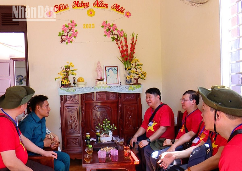 Đoàn công tác tỉnh Sơn La thăm hỏi, động viên hộ gia đình sinh sống trên đảo Song Tử Tây.