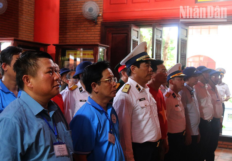 Đoàn công tác dâng hương tưởng niệm Chủ tịch Hồ Chí Minh tại đảo Trường Sa lớn.