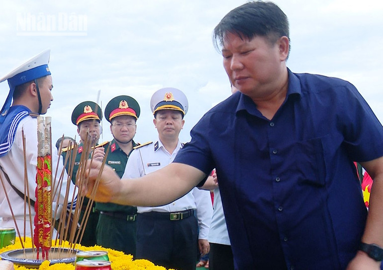 Đoàn công tác dâng hương tưởng niệm, tri ân các cán bộ, chiến sĩ đã anh dũng hy sinh vì sự nghiệp bảo vệ chủ quyền biển đảo của Tổ quốc tại thềm lục địa phía nam của Tổ quốc.