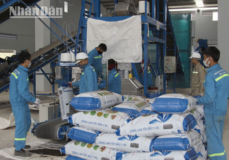 Dây chuyền sản xuất phân bón vô cơ, hữu cơ với công suất 90.000 tấn/năm. Dây chuyền sản xuất phân bón vô cơ, hữu cơ với công suất 90.000 tấn/năm.