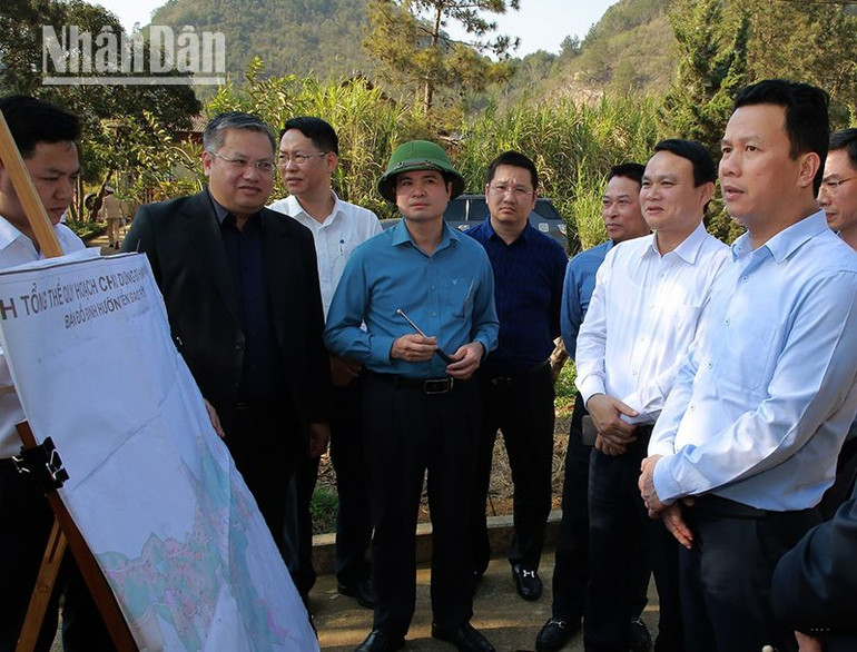 Đồng chí Đặng Quốc Khánh, Bộ trưởng Tài nguyên và Môi trường kiểm tra thực địa khu vực đất có nguồn gốc nông, lâm trường tại huyện Mộc Châu.