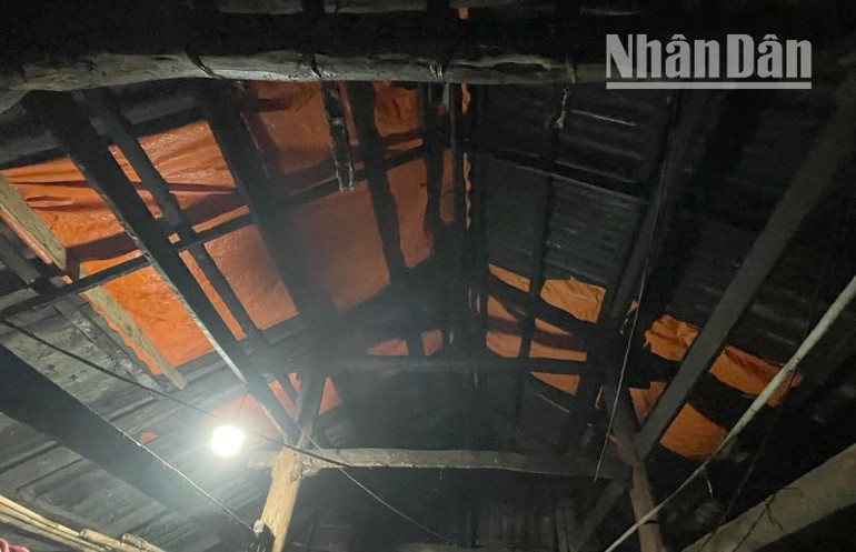 Nhà dân tại bản Nà Lầu, xã Mường É, huyện Thuận Châu, tỉnh Sơn La phải dùng bạt phủ nơi mái nhà bị ảnh hưởng bởi mưa đá và dông lốc. (Ảnh: TÙNG LÂM)