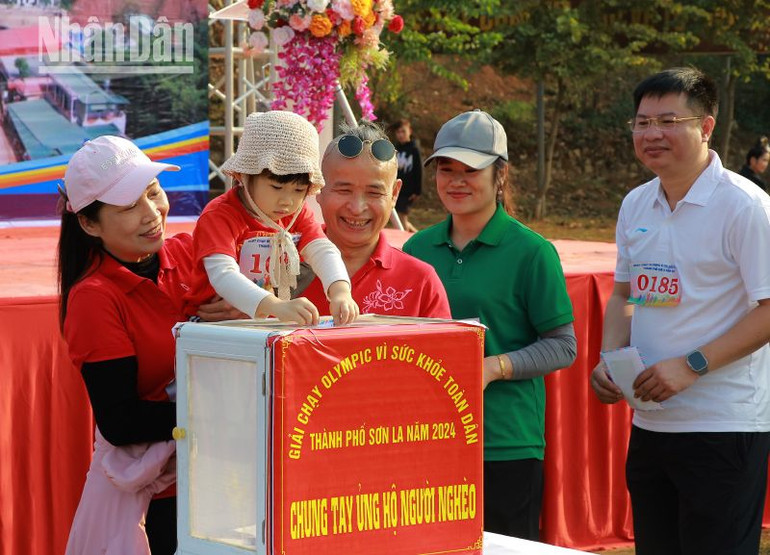 Các vận động viên tham gia ủng hộ cuộc vận động "Cả nước chung tay vì người nghèo, không để ai bị bỏ lại phía sau" do Trung ương Mặt trận Tổ quốc Việt Nam phát động.