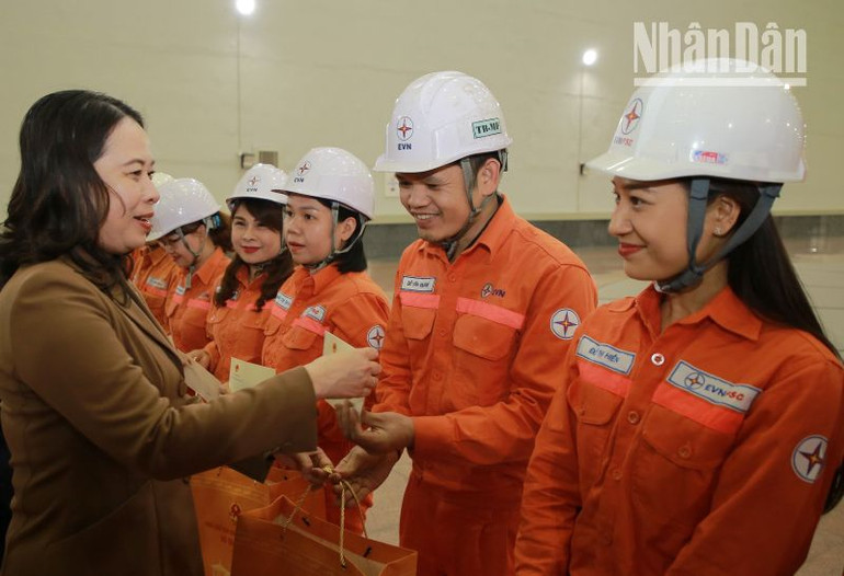 Đồng chí Võ Thị Ánh Xuân thăm, tặng quà công nhân, lao động Nhà máy thủy điện Sơn La.