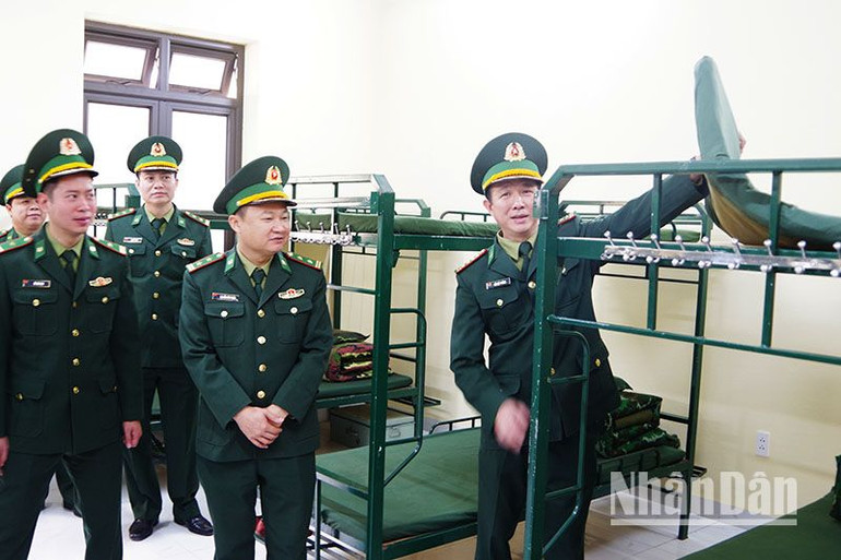 Đoàn công tác kiểm tra chỗ ngủ nghỉ của bộ đội tại Đồn Biên phòng Cửa khẩu Chiềng Khương. Đoàn công tác kiểm tra chỗ ngủ nghỉ của bộ đội tại Đồn Biên phòng Cửa khẩu Chiềng Khương.