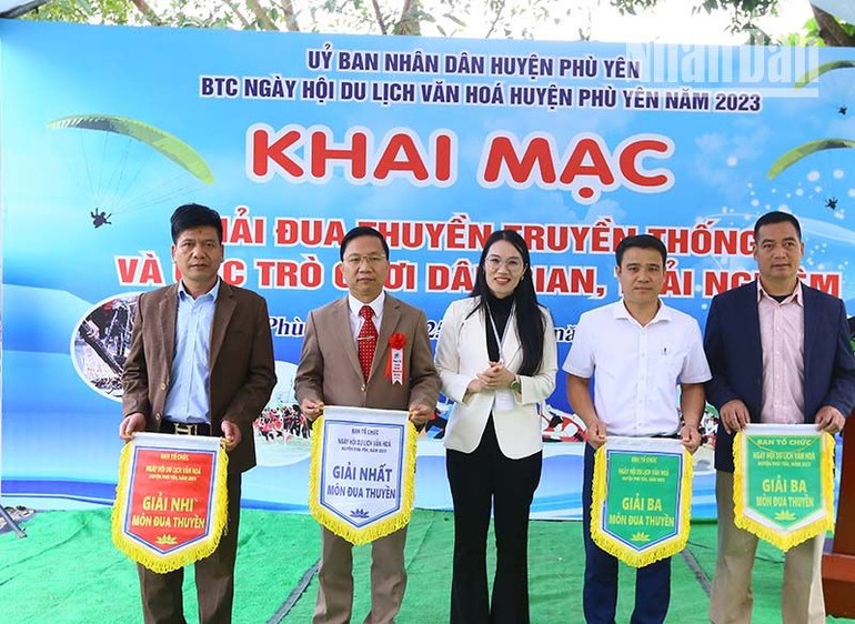 Ban tổ chức trao giải cho các đội thi nội dung đua thuyền trên hồ suối Chiếu.