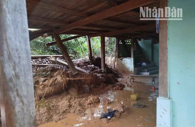 Mưa lớn kéo dài đã gây sạt lở vào nhà người dân tại bản Mường Chiến, xã Ngọc Chiến, huyện Mường La. Ảnh: (HÀ GIANG)