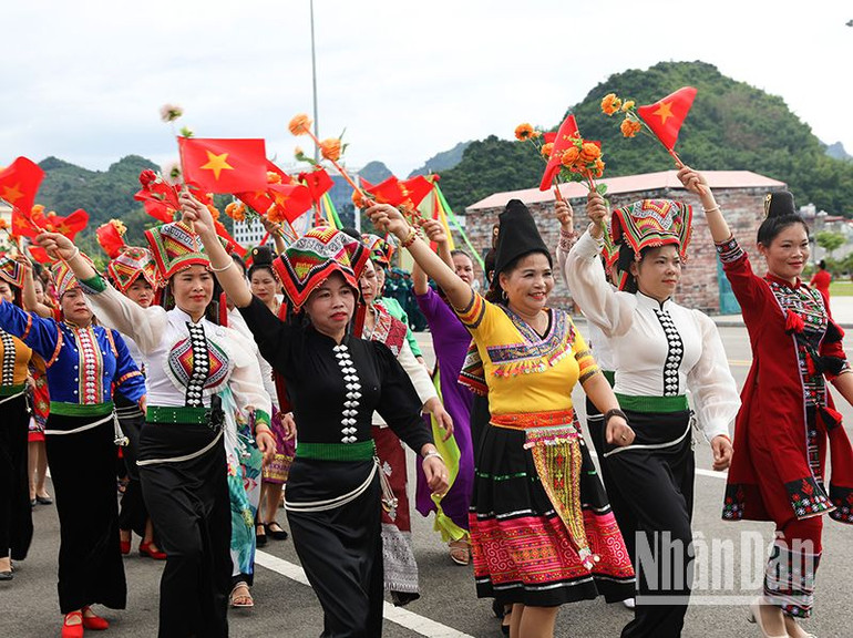 Nhân dân các dân tộc Thành phố Sơn La tham gia biểu dương lực lượng tại Lễ ra mắt lực lượng tham gia bảo vệ an ninh trật tự ở cơ sở tại thành phố Sơn La.