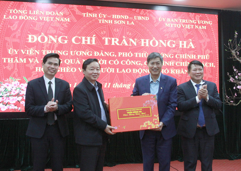 Đồng chí Trần Hồng Hà, Phó Thủ tướng Chính phủ tặng quà Tết tỉnh Sơn La.