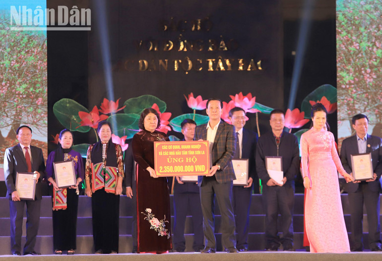 Các tổ chức, cá nhân tham gia ủng hộ "Quỹ học bổng Tô Hiệu" tại đêm nhạc "Màu hoa còn mãi".