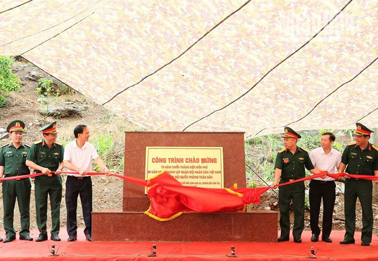 Các đại biểu gắn biển tên công trình chào mừng 70 năm Chiến thắng Điện Biên Phủ, 80 năm Ngày thành lập Quân đội nhân dân Việt Nam, 35 năm Ngày hội Quốc phòng toàn dân.