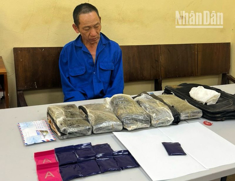 Đối tượng Tráng Lao Thái cùng tang vật.