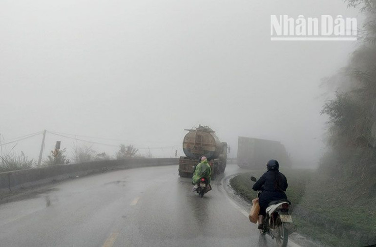 Tuyến Quốc lộ 6 đoạn chạy qua huyện Mai Châu, tỉnh Hòa Bình thường xuyên xuất hiện sương mù, khiến các phương tiện di chuyển bị khuất tầm nhìn. Tuyến Quốc lộ 6 đoạn chạy qua huyện Mai Châu, tỉnh Hòa Bình thường xuyên xuất hiện sương mù, khiến các phương tiện di chuyển bị khuất tầm nhìn.