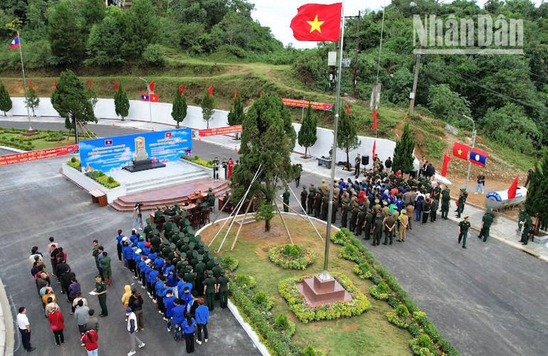 Giao lưu sĩ quan trẻ lực lượng bảo vệ biên giới Việt Nam-Lào ảnh 1