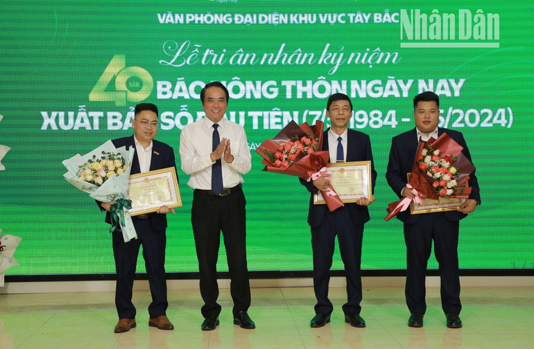 Đồng chí Lê Hồng Minh, Phó Chủ tịch Ủy ban nhân dân tỉnh Sơn La tặng Bằng khen của Chủ tịch Ủy ban nhân dân tỉnh cho các tập thể và cá nhân.